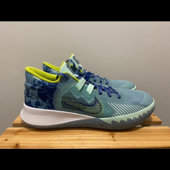 NWT - Kyrie Flytrap V (Unisex) - Picture 3 of 6